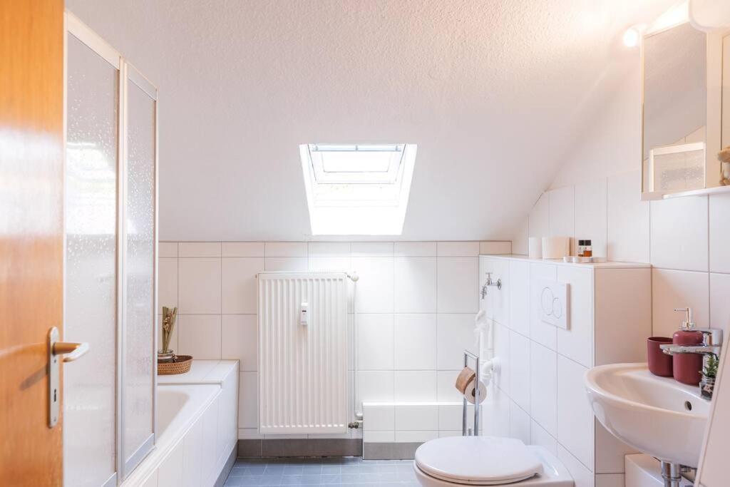 - 3-Bedroom Apartment Luxury: Central & Spacious In Duisburg & Big Tv And Kitchen - ภายนอก รูปภาพ